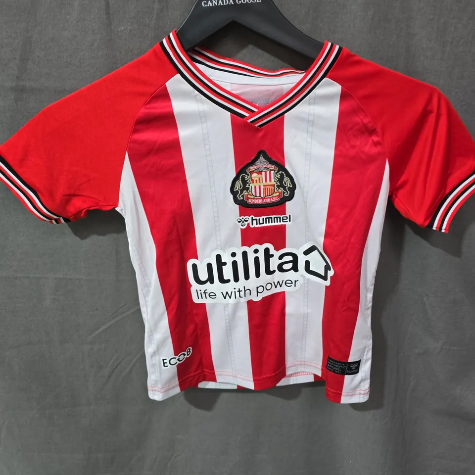 SUNDERLAND AFC FULL KIT – HUMMEL, XHAKA 34 PRINT, RED & WHITE STRIPES – MEN’S