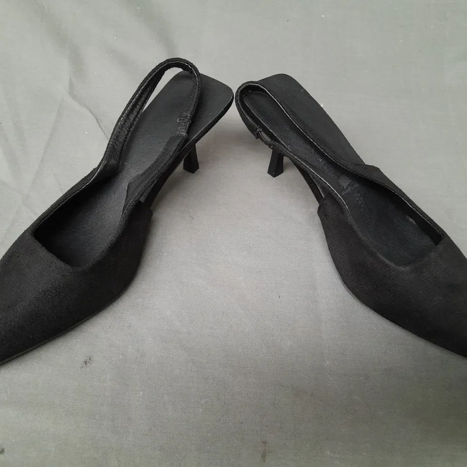 BOXED PAIR OF DESIGNER CLOSED TOE LOW HEEL SHOES IN BLACK EU SIZE 40