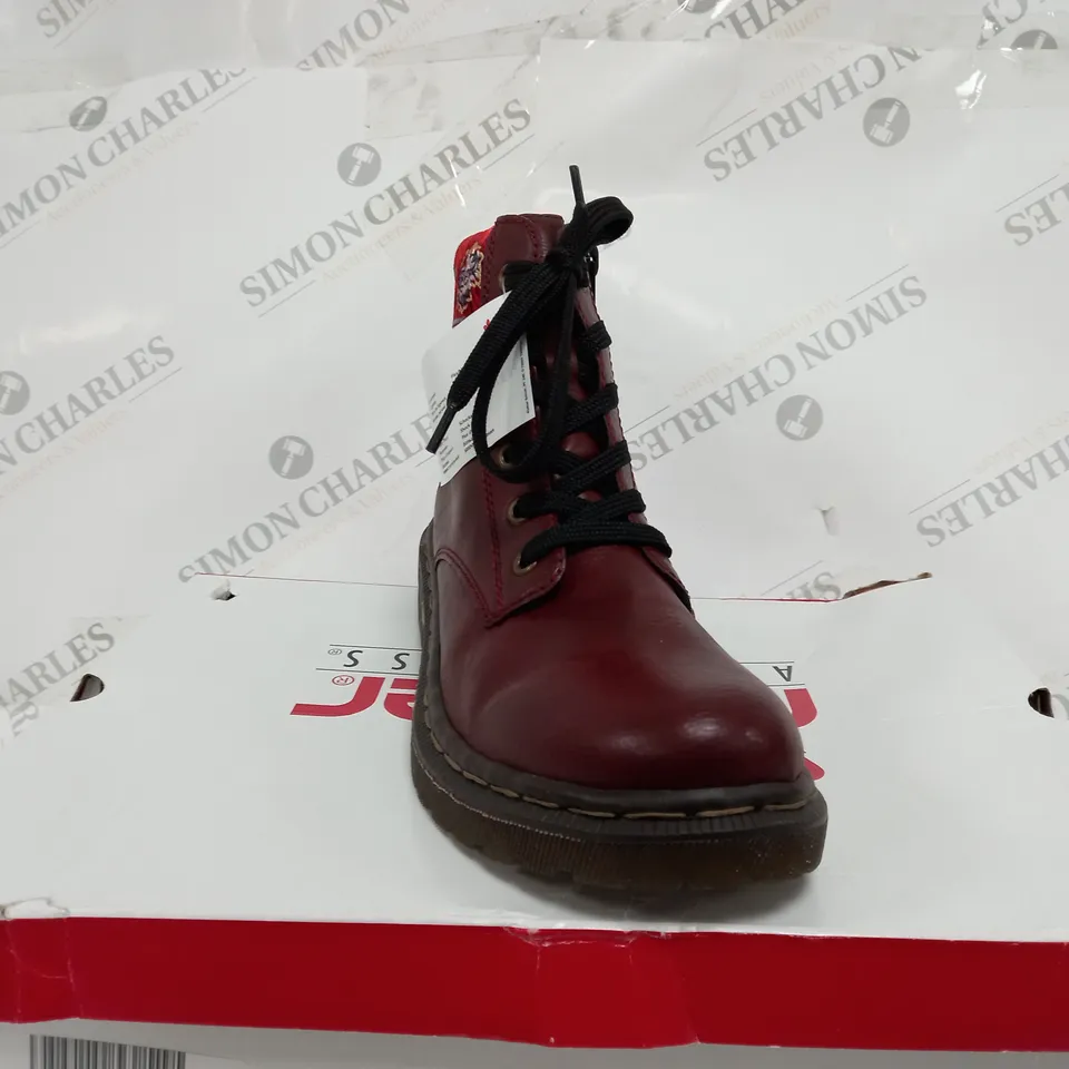 BOXED PAIR OF RIEKER RED INTEREST COLOUR BOOT SIZE 6