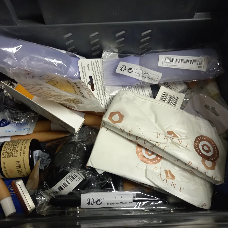 BOX OF APPROXIMATELY 20 COSMETIC ITEMS TO INCLUDE - JOHNSON'S BABY LOTION - GILLETTE FUSION 5 BLADES - ALBERTO BALSAM RASPBERRY SHAMPOO - ETC 