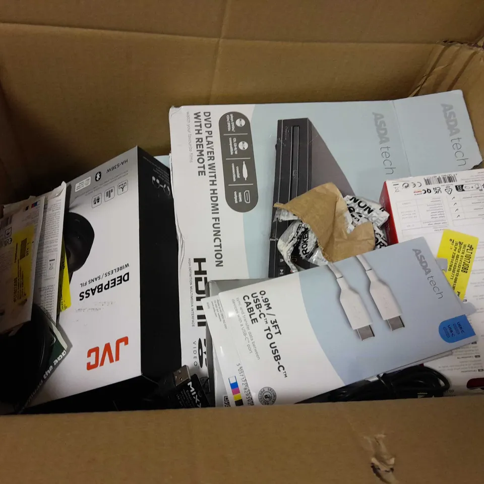 APPROXIMATELY 12 ASSORTED ELECTRICAL ITEMS TO INCLUDE PC HEADSET, MIXX EARBUDS, MICRO USB TO USB-A CABLE, ETC