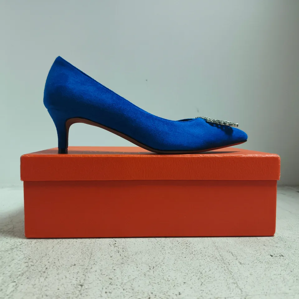 BOXED PAIR OF UNBRANDED POINTED TOE MID STILETTO HEEL SHOES IN OCEAN BLUE W. JEWEL EFFECT DETAIL SIZE EU 37