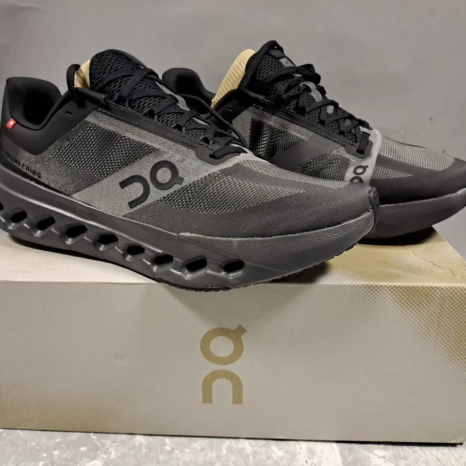 BOXED PAIR OF ON MEN'S CLOUDSURFER NEXT SHOES IN BLACK/ECLIPSE UK SIZE 9.5