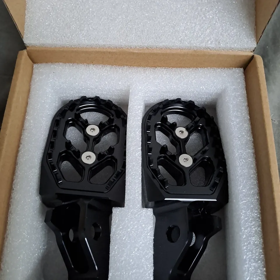 UB PEDALS IN BLACK 