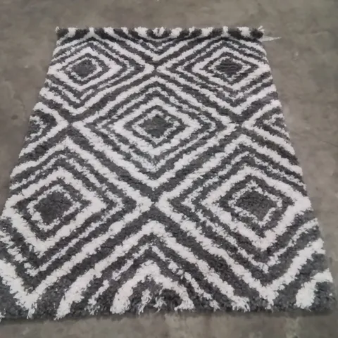 QUALITY DESIGNER AREA RUG - APPROXIMATELY 180X130CM