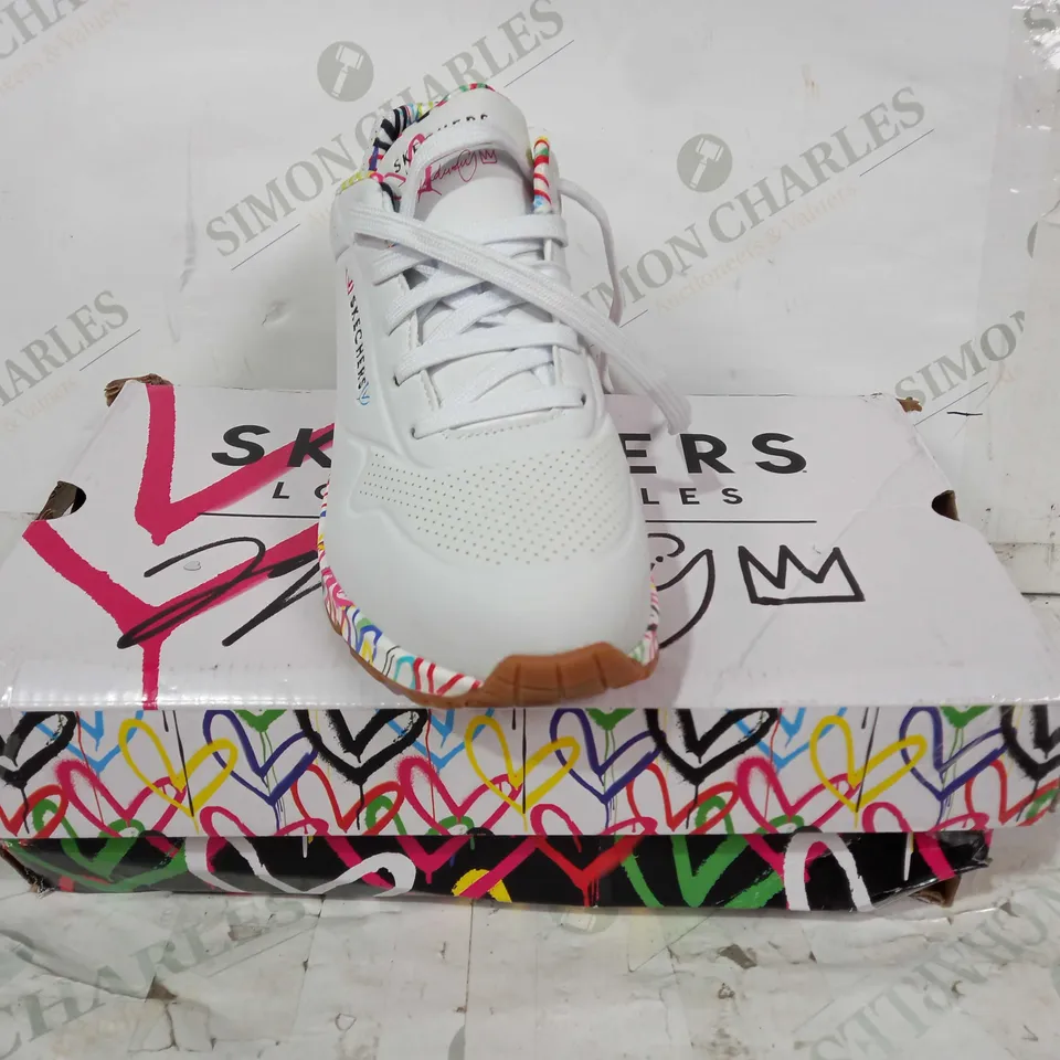 BOXED PAIR OF SKECHERS TRAINERS IN WHITE/MULTICOLOUR SIZE UNSPECIFIED