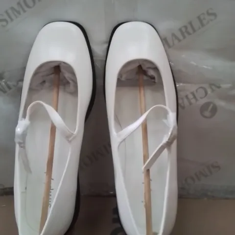 BOXED BRAND NEW APPROXIMATELY 9 SIMPLY BE BROOK EX WIDE SHOES SIZE 7
