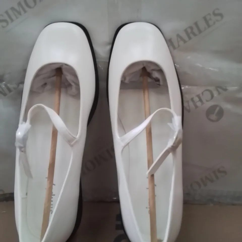 BOXED BRAND NEW APPROXIMATELY 9 SIMPLY BE BROOK EX WIDE SHOES SIZE 7