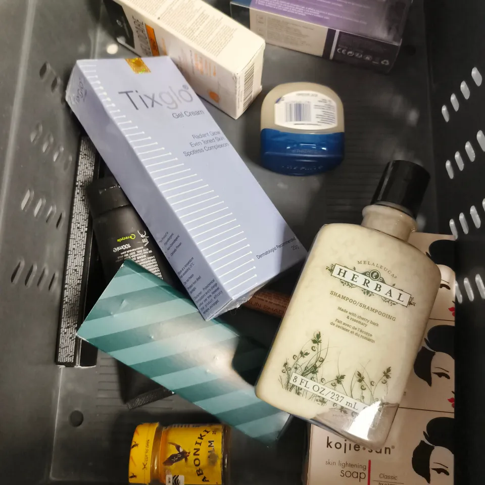 APPROXIMATEY 20 ASSORTED HEALTH AND BEAUTY PRODUCTS TO INCLUDE - ROYAL JELLY HAND DUO - DOVE BODY WASH - SOAP & GLORY HAND FOOD - ETC