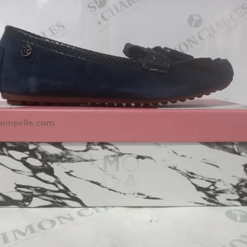 BOXED PAIR OF MODA IN PELLE ETHELIA NAVY SUEDE SHOES SIZE 7