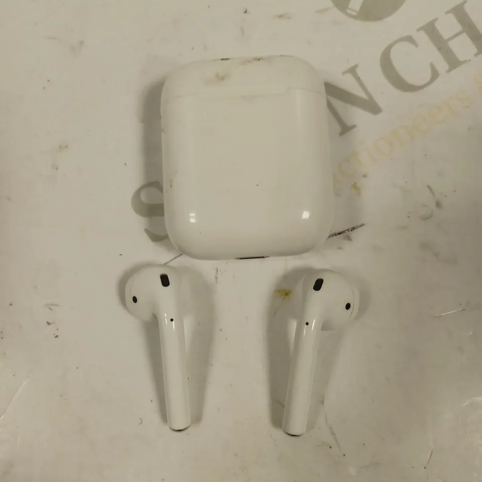 APPLE WIRELESS AIRPODS WITH CHARGING CASE