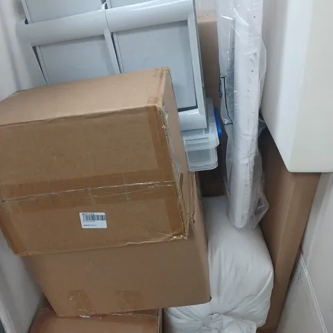 CAGE OF APPROXIMATELY 8 ASSORTED HOUSEHOLD ITEMS TO INCLUDE CHANGING MAT, PLASTIC STORAGE TUB, ETC - COLLECTION ONLY