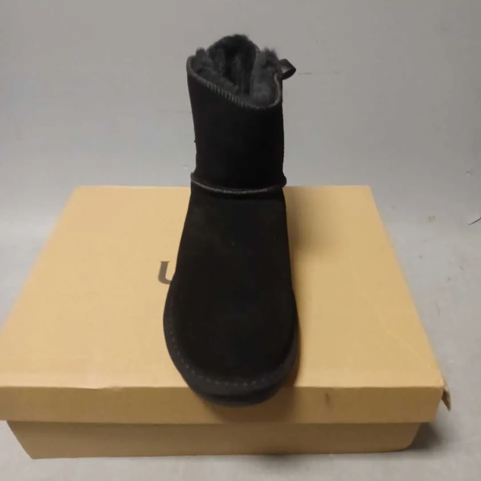 BOXED PAIR OF UGG FLEECED INTERIOR BOOTS IN BLACK - 4