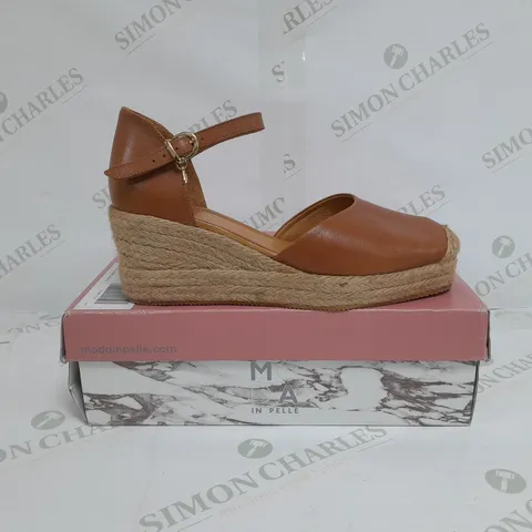 BOXED PAIR OF MODA IN PELLE GALIANA WEDGE SANDALS IN TAN SIZE 7