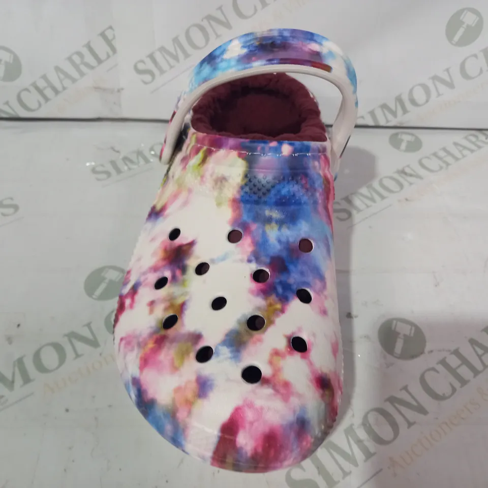 PAIR OF CROCS CLASSIC LINED TIE DYE CLOGS UK SIZE M4/W5