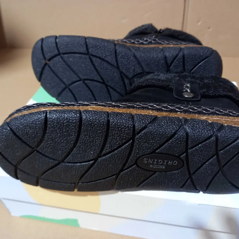 BOXED PAIR OF EARTH ORIGINS EMMALYN SUEDE HOUSE BOOTIE SLIPPER SIZE 4 BLACK