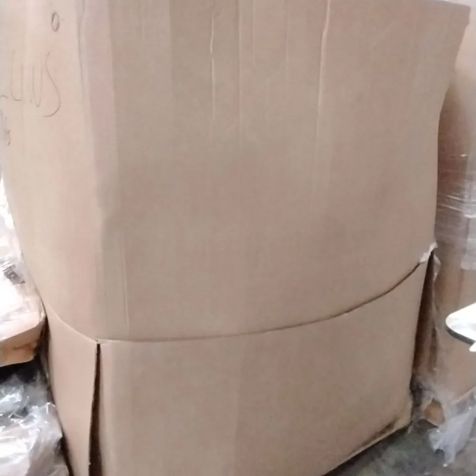 PALLET CONTAINING A LARGE QUANTITY OF PILLOWS