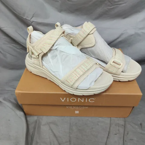 BOXED PAIR OF VIONIC WALK MAX SANDALS IN CREAM SIZE 6.5