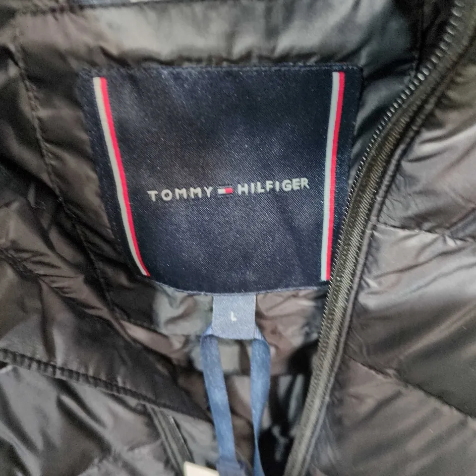 TOMMY HILFIGER CORE PACKABLE RECYCLED JACKET – BLACK, SIZE L