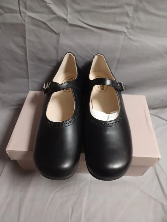 Lot 1268: BOXED PAIR OF START-RITE CLARE BLACK LEATHER MARY JANE SHOES ...