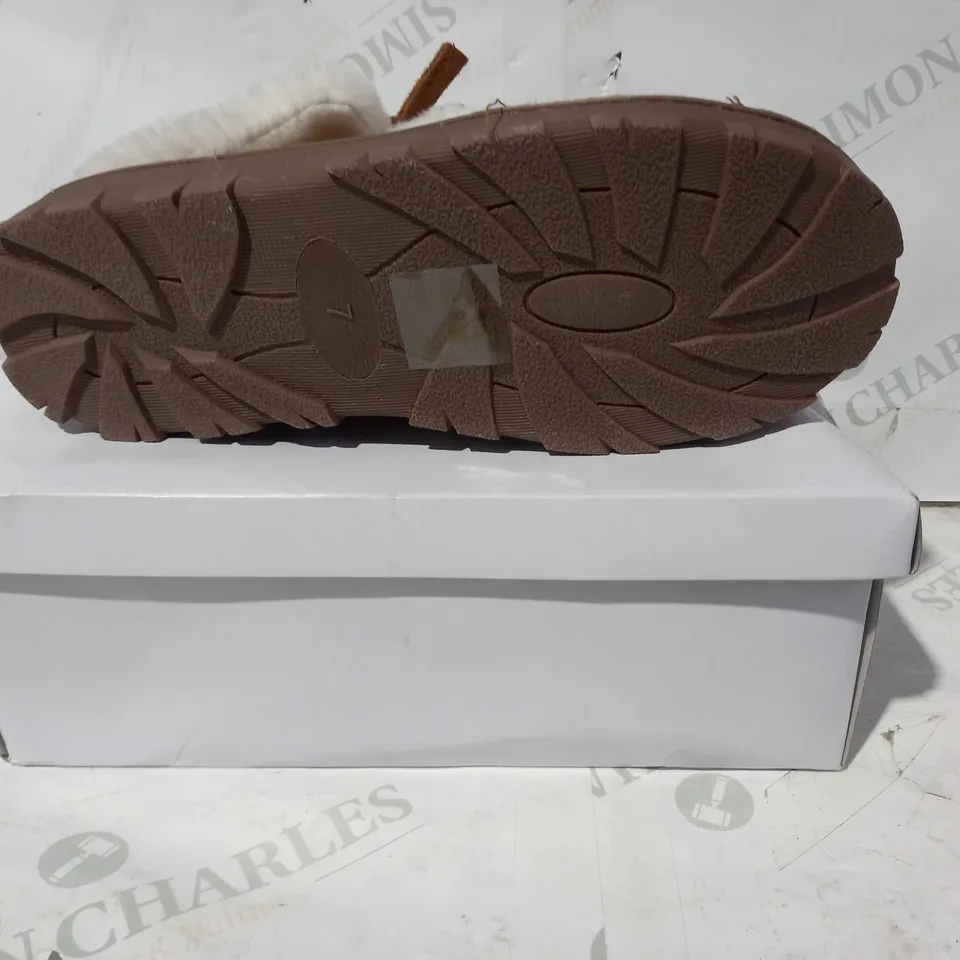 BOXED PAIR OF SLEEP BOUTIQUE FAUX FUR LINED SLIPPERS IN CHESTNUT UK SIZE 7
