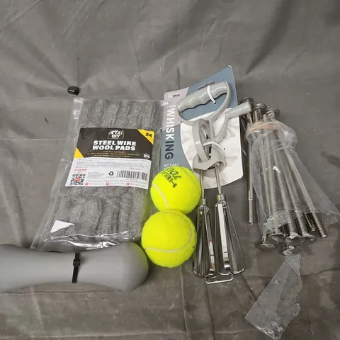 APPROXIMATELY 10 ASSORTED HOUSEHOLD ITEMS TO INCLUDE STEEL WIRE WOOLPADS, HEAD TENNIS BALLS, ROTARY WHISK, ETC - COLLECTION ONLY