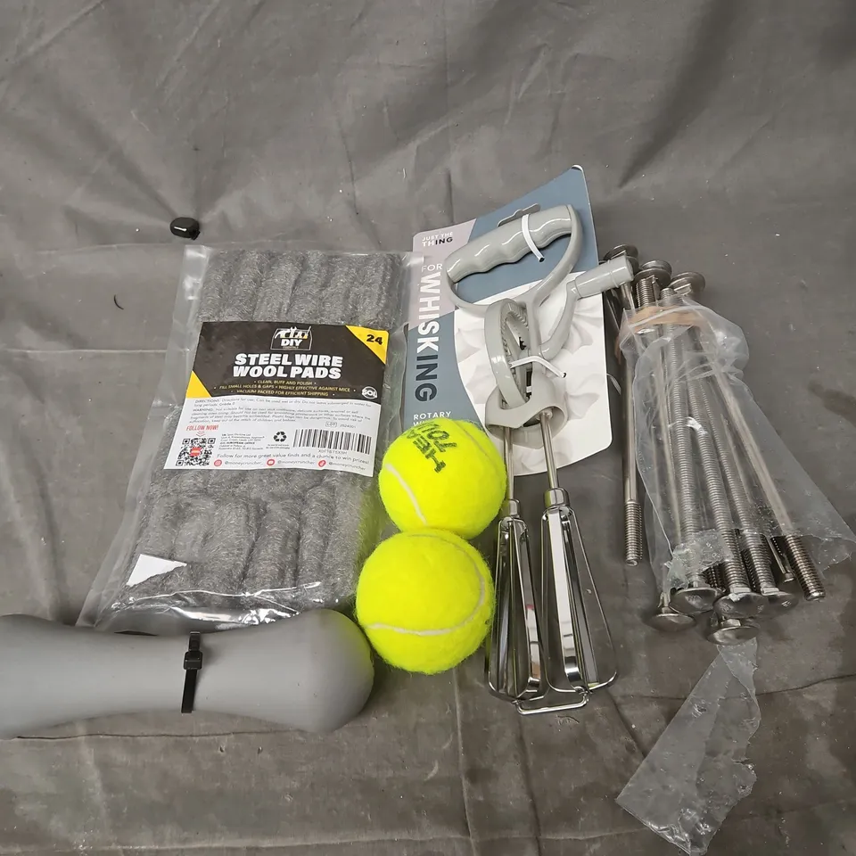 APPROXIMATELY 10 ASSORTED HOUSEHOLD ITEMS TO INCLUDE STEEL WIRE WOOLPADS, HEAD TENNIS BALLS, ROTARY WHISK, ETC - COLLECTION ONLY