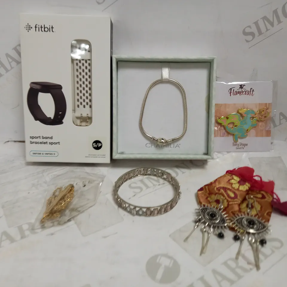 LOT OF APPROXIMATELY 20 JEWELLERY ITEMS, TO INCLUDE EARRINGS, NECKLACES, ETC