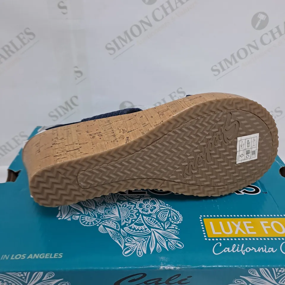 BOXED SKETCHERS BEVERLEE NAVY SANDALS SIZE 5