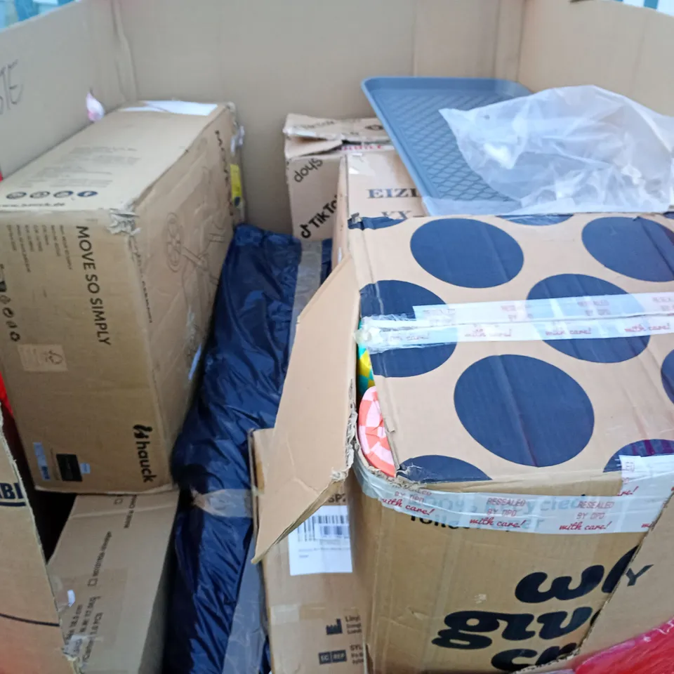 PALLET OF ASSORTED HOUSEHOLD ITEMS TO INCLUDE ROCKING SLEEPER COT, OFFICE CHAIR AND PLAYMAT