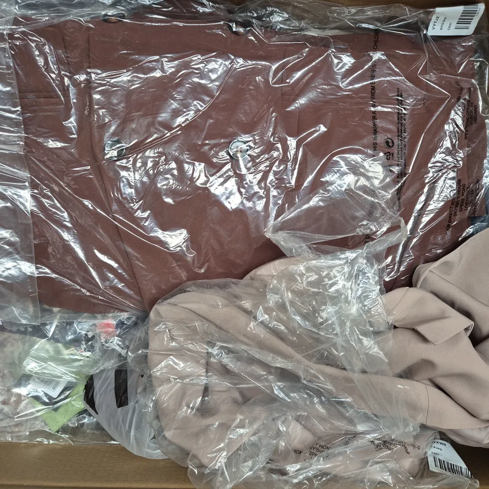 BOX OF APPROXIMATELY 20 ASSORTED CLOTHING AND FASHION ITEMS IN VARIOUS STYLES, SIZES, AND COLOURS - COLLECTION ONLY