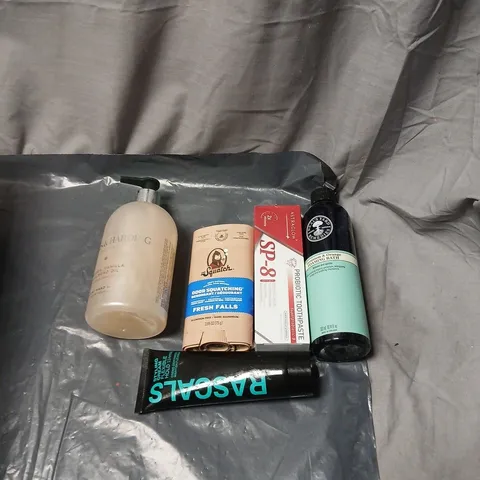 APPROXIMATELY 15 ASSORTED COSMETICS INCLUDING TOOTHPASTE, NEALS YARD FOAMING BATH, DR SQUATCH DEODORANT, STYLING CREAM, BAYLIS AND HARDING LUXURY HAND WASH ETC