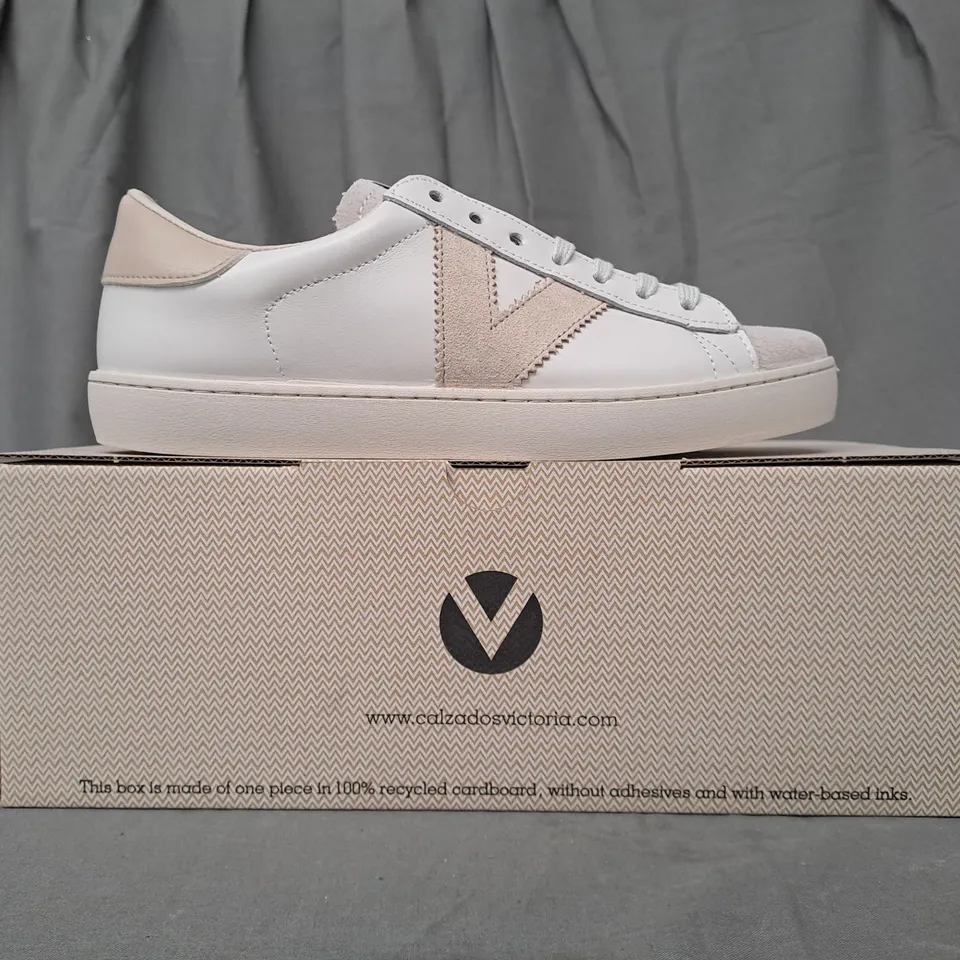 BOXED PAIR OF VICTORIA BERLIN TRAINERS IN WHITE EU SIZE 39