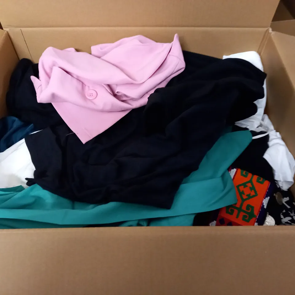 LARGE QUANTITY OF ASSORTED CLOTHING ITEMS TO INCLUDE PRETTYLITTLETHING, BOOHOO AND M&S