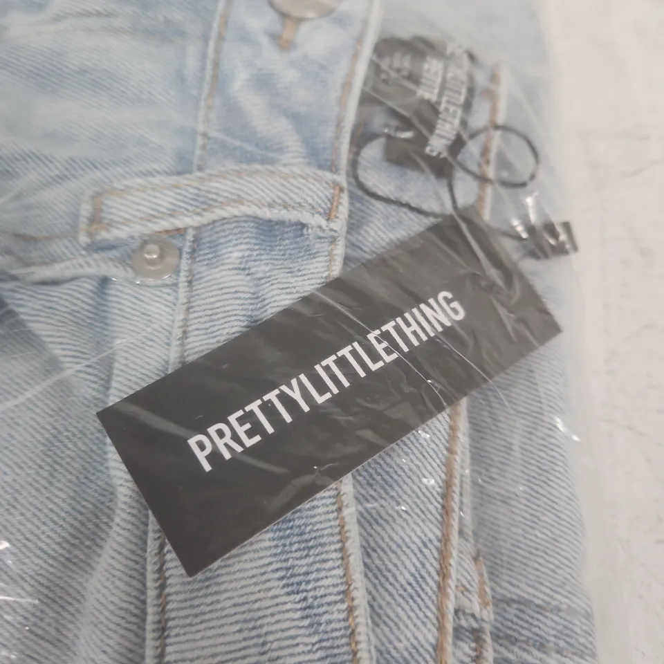 PRETTYLITTLETHING PETITE LIGHT BLUE MID RISE STRETCH BARREL JEANS – UK 8