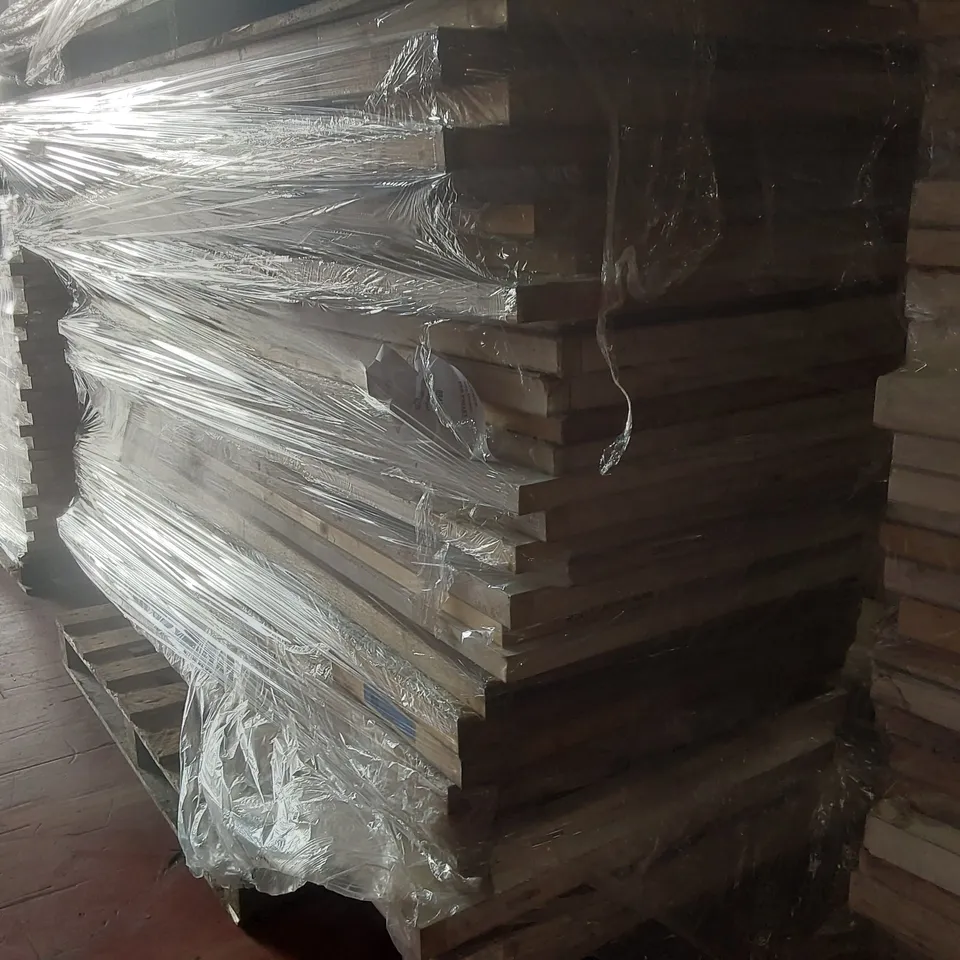 PALLET CONTAINING A VERY LARGE QUANTITY OF ASSORTED DOORS