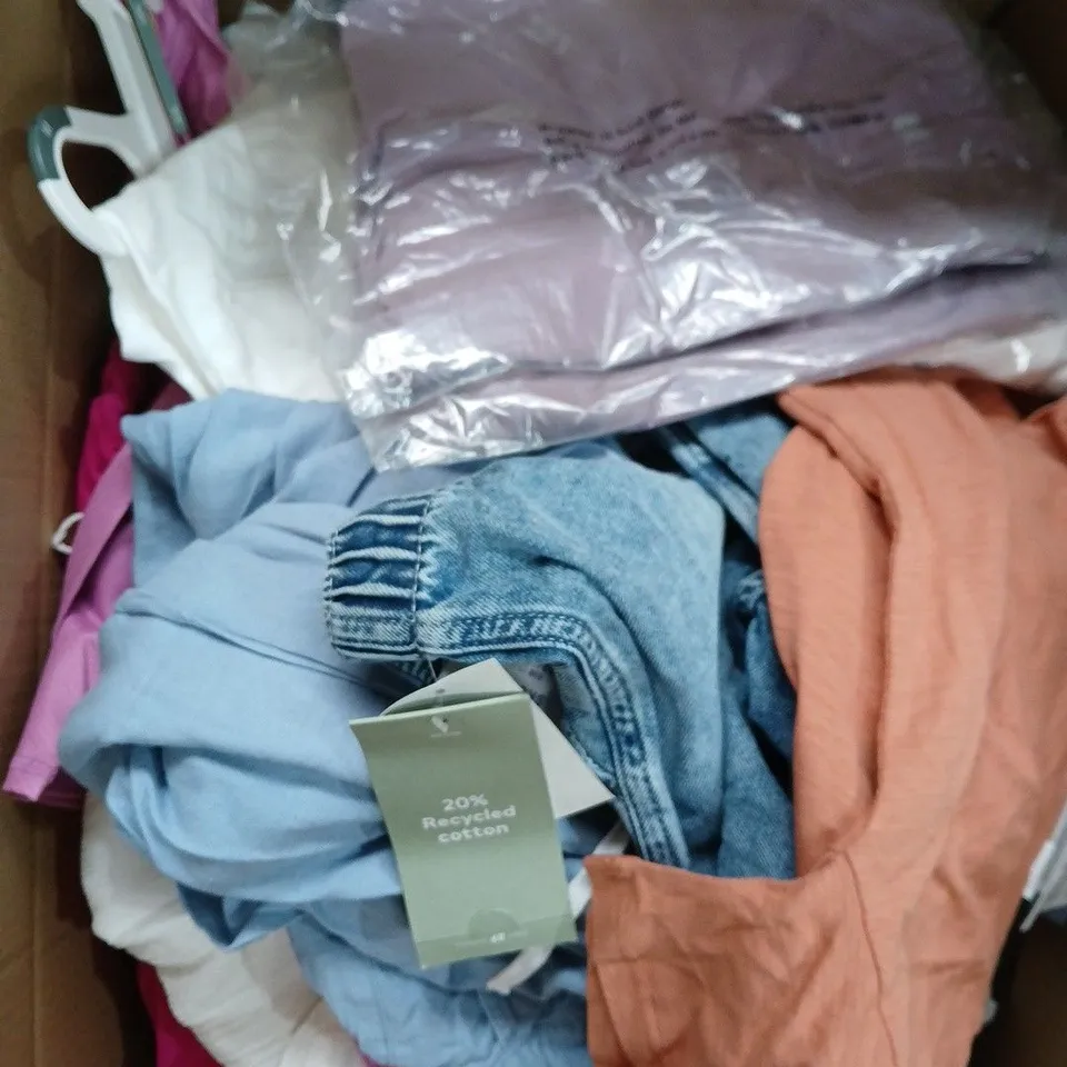 APPROXIMATELY 25 ASSORTED CLOTHING PRODUCTS IN VARIOUS STYLES & SIZES TO INCLUDE TOPS, JUMPERS, PANTS ETC