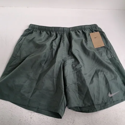 NIKE STANDARD FIT 7" LENGTH SHORTS IN GREEN - XXL