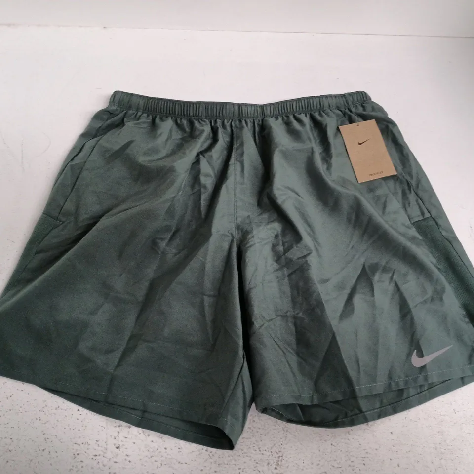NIKE STANDARD FIT 7" LENGTH SHORTS IN GREEN - XXL