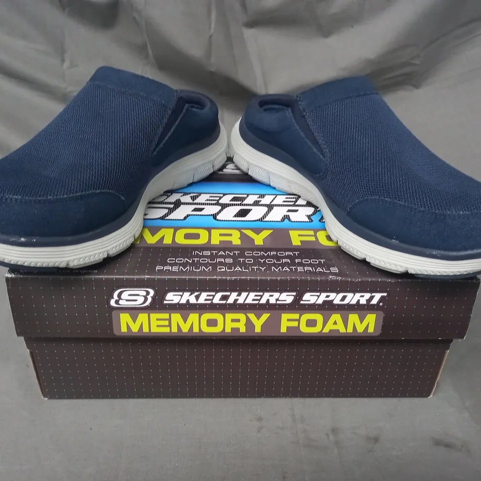 BOXED PAIR OF SKECHERS SLIP-ON FLEX-LITE SHOES IN NAVY SIZE 9