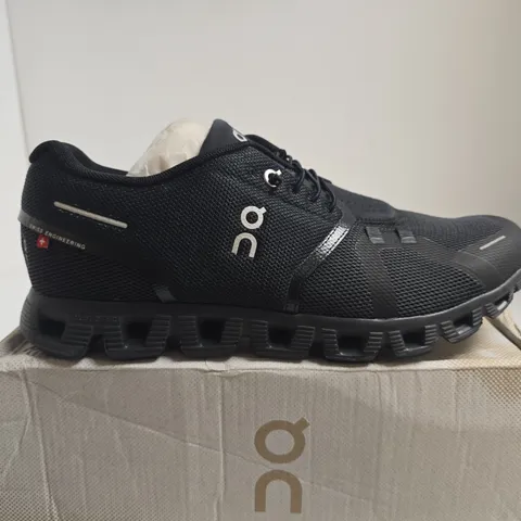 BOXED PAIR OF ON RUNNING CLOUD 5 ALL BLACK TRAINERS - UK 9.5