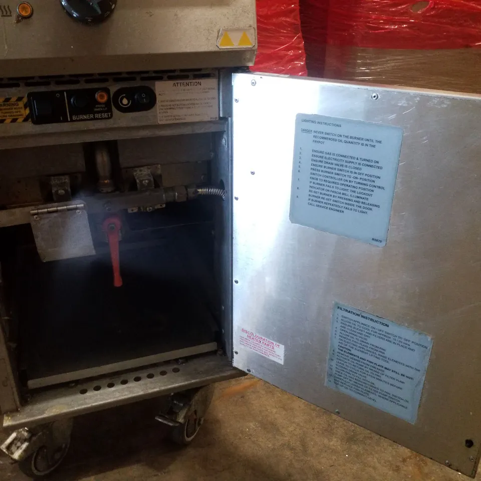 Commercial twin-basket deep fryer with gas connection, stainless steel