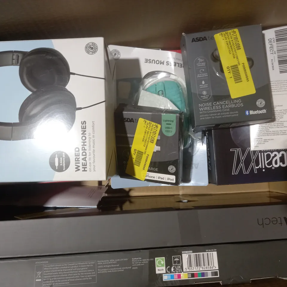 BOX OF APPROXIMATELY 10 ASSORTED ELECTRICAL ITEMS TO INCLUDE TRUE WIRELESS EARBUDS, USB PC HEADSET, MICRO USB TO USB-A CABLE, ETC