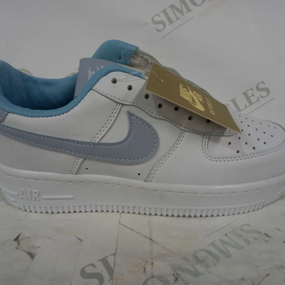 BOXED PAIR OF NIKE AIR FORCE 1 SHOES IN WHITE/BLUE UK SIZE 6.5