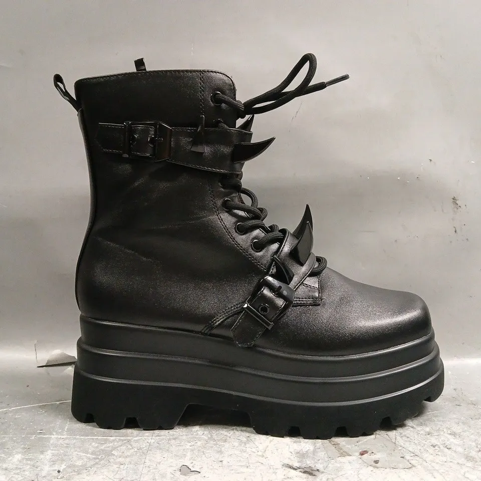 BOXED PAIR OF KOI SANTOKU TRIDENT SPIKE PLATFORM BOOTS IN BLACK SIZE UK 8