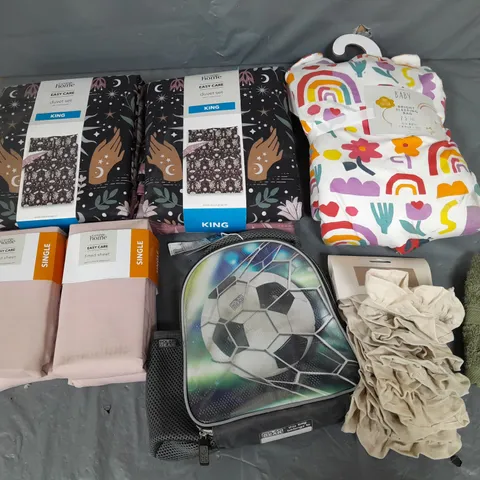 APPROXIMATELY 8 ASSORTED HOUSEHOLD ITEMS TO INCLUDE VARIOUS BEDDING IN VARIOUS SIZES AND STYLES
