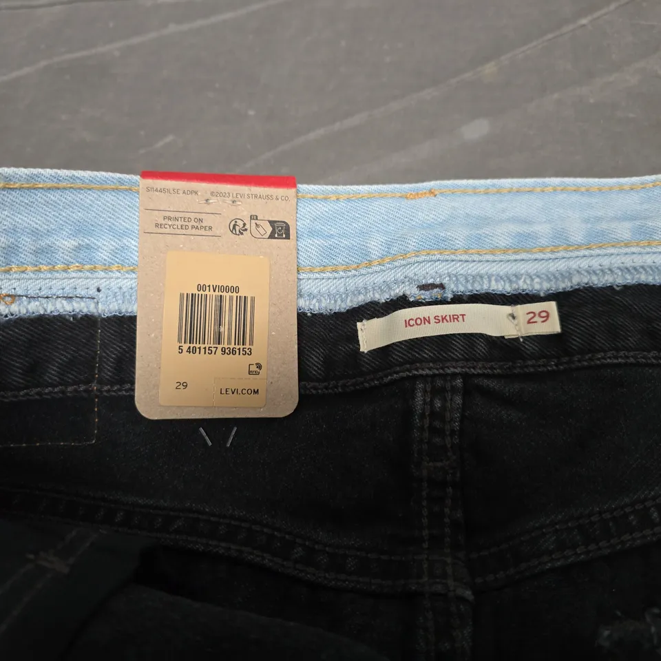 LEVIS DENIM SKIRT IN BLACK/BLUE - SIZE 29