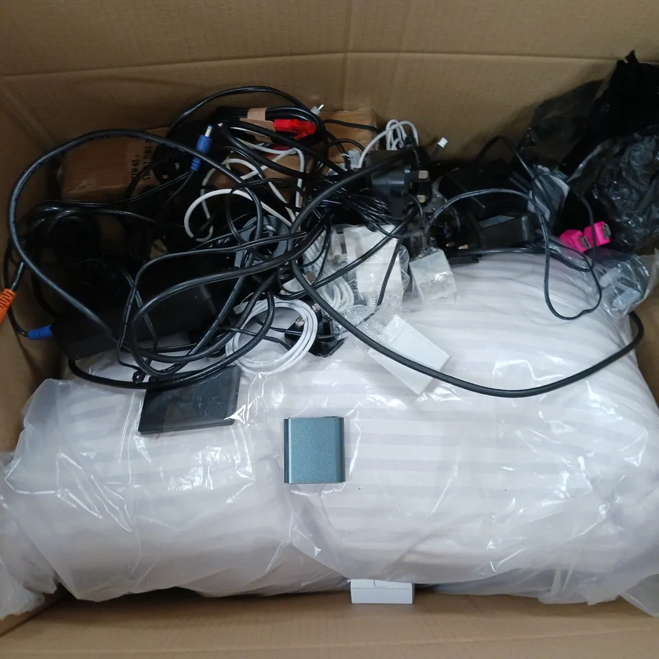 APROXIMATELY 15 ASSORTED HOUSEHOLD ITEMS TO INCLUDE PILLOWS, LIEBER GU10 DOWNLIGHT, SKY POWER CABLE, ETC