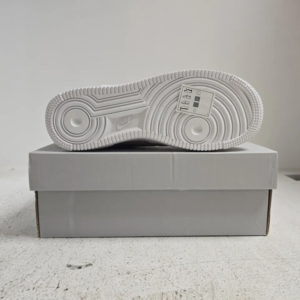 BOXED PAIR OF NIKE AIR FORCE 1 TRAINERS IN SILT RED/TAUPE HAZE SIZE UK 3.5