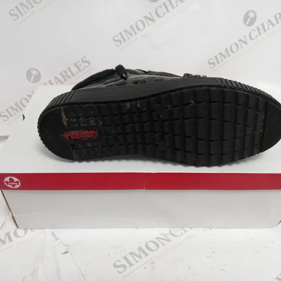 BOXED RIEKER TRAINER BOOT SIDE ZIP SIZE 4